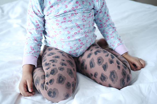 포토 JPG 해외이미지 응시 어린이 포즈 의자 해부 바닥 뼈 골격 사람 앉기 사람없음 성장 엉덩이 슛 무릎 위치 나쁜 개발 걸음마 잘못 해로움 해외202310 해외포토 시선 가구 컨셉 의학 모션 신체부위 파일형식