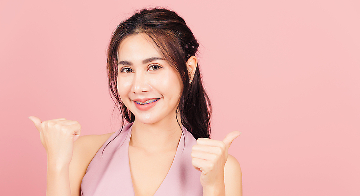 포토 JPG 해외이미지 모델 학생 손 응시 여자 행복 분홍색 백그라운드 비즈니스 태국 갈색머리 실내 관리 미소 사람 동양인 두명 10대 뷰티 카메라 기쁨 엄지손가락 최고 큼 심볼 사인 만족 긍정 보여주기 고립 더블 동정 해외202310 해외포토 헤어스타일 시선 감정 아시아 컬러 컨셉 손가락 모션 청소년 표정 인종 내부 신체부위 전자제품 크기 파일형식