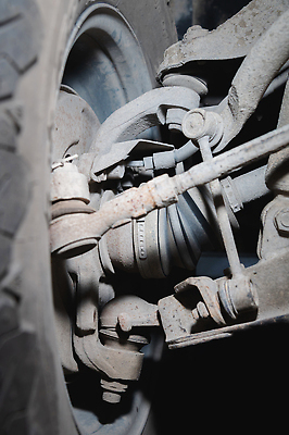 포토 JPG 해외이미지 부분 교통시설 자동차 사람없음 금속 기계 장비 공구 바퀴 작업실 수리 브레이크 서비스 타이어 고정 정비공 유지 자동 차고 해외202310 해외포토 육상교통 교통 재질 도구 기술자 시설 파일형식