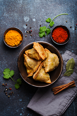 포토 JPG 해외이미지 전통 접시 빵 백그라운드 중동 탁자 동양인 사람없음 주방 식당 식사 튀김 뜨거움 사발 황금 아침식사 인도인 굽기 냅킨 머리위 카레 폭식 길거리음식 라마단 뷔페 시나몬 파키스탄 페스츄리 해외202310 해외포토 외국인 식기 나라 아시아 음식 가구 인종 상점 사기그릇 구이 파일형식