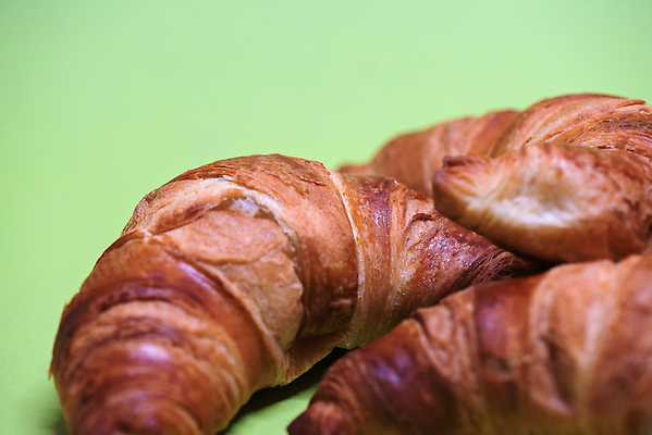 포토 JPG 해외이미지 전통 음식 빵 컬러 백그라운드 탁자 아침 디저트 요리 사람없음 갈색 케이크 식사 빵집 껍질 신선 황금 달콤 맛 아침식사 초승달 굽기 먹기 반죽 프랑스어 페스츄리 핸드메이드 맛있는 해외202310 해외포토 주간 문자 가구 컨셉 모션 상점 달 구이 파일형식