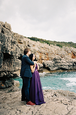 포토 JPG 해외이미지 백인 커플 드레스 바다 2 관계 포옹 사랑 두명 초록색 물 파란색 재킷 닫기 제비꽃 어깨 암초 터키석 해외202310 해외포토 자연요소 서양인 옷 꽃 감정 컬러 안기 모션 사람 신체부위 외투 보석 파일형식