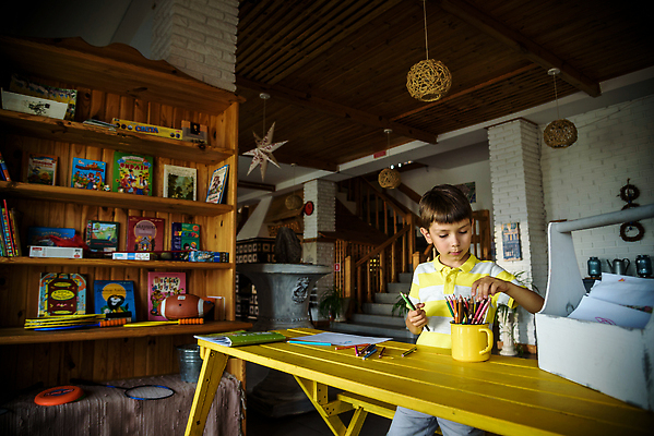 포토 JPG 해외이미지 백인 응시 교육 행복 종이 얼굴 어린이 흑인 학교 탁자 수업 주택 실내 미술 한명 사람 앉기 소년 취미 학습 컬러풀 연필 펜 유치원 놀이방 방 육아 흰색 그리기 작음 그림 예술가 테라피 개발 색칠공부 초보 혼자 해외202310 해외포토 서양인 1 시선 남자 감정 컬러 가구 모션 문화예술 학용품 내부 건물 신체부위 필기구 뷰티 색칠 크기 파일형식
