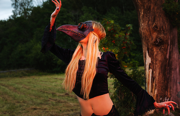 포토 JPG 해외이미지 포즈 자연 조류 가면 한명 금발 뷰티 어둠 신비 무서움 유혹 심볼 마녀 신화 공상 까마귀 고딕 전설 초능력 흥미 몽환 오싹 해외202310 해외포토 동물 1 헤어스타일 감정 컨셉 사람 생태계 파일형식