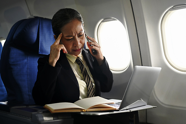 포토 JPG 해외이미지 직업 중년 여행 의자 사업가 통신 교통시설 성공 비행기 대화 한명 사람 노트북 스마트폰 핸드폰 작업 비즈니스우먼 네트워크 휴대용 사이버 검색 출장 문서 승객 부름 온라인 경영 답변 대패 해외202310 해외포토 1 여자 가구 교통 컨셉 비즈니스 항공교통 모션 대중교통 말하기 성인 전자제품 스마트기기 직장인 오브젝트 시설 파일형식
