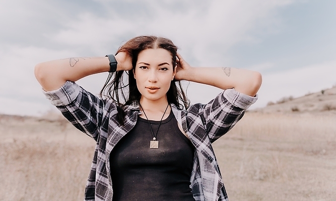 포토 JPG 해외이미지 백인 모델 모자 라이프스타일 응시 여자 행복 얼굴 포즈 백그라운드 자연 한명 미소 사람 성인 야외 여름 햇빛 태양 뷰티 유행 맑음 낭만 가을 흰색 화려 주근깨 해외202310 해외포토 자연요소 서양인 1 시선 잡화 계절 감정 컬러 컨셉 날씨 표정 생활 신체부위 점 생태계 파일형식