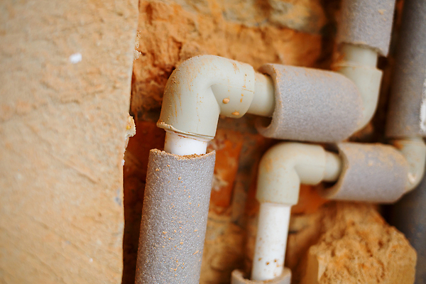 포토 JPG 해외이미지 산업 선 벽 백그라운드 건축양식 주택 사람없음 야외 내부 건물 물 파란색 금속 장비 욕실 흰색 업무 수리 연결 플라스틱 천 서비스 파이프 시멘트 시스템 튜브 유지 배관공 설치 옛날 철강 콘크리트 파이프라인 폐수 하수 공급 해외202310 해외포토 자연요소 건축물 건축 컬러 재질 직물 작업 환경오염 파이프_관 파일형식