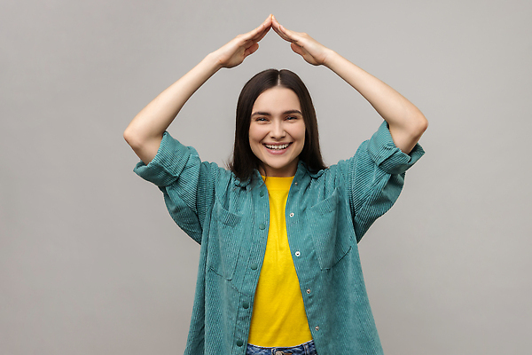 포토 JPG 해외이미지 모양 백인 손 여자 행복 생각 청소년 회색배경 지붕 설계 아파트 주택 실내 한명 미소 웃음 안전 사람 머리 희망 꿈 흰색 행운 보호 중개인 심볼 투자 만들기 공상 보험 고립 돌봄 부동산중개인 정책 지원 헬프 해외202310 해외포토 서양인 직업 1 감정 컬러 백그라운드 컨셉 비즈니스 모션 부동산 표정 내부 건물 신체부위 회색 도움 파일형식