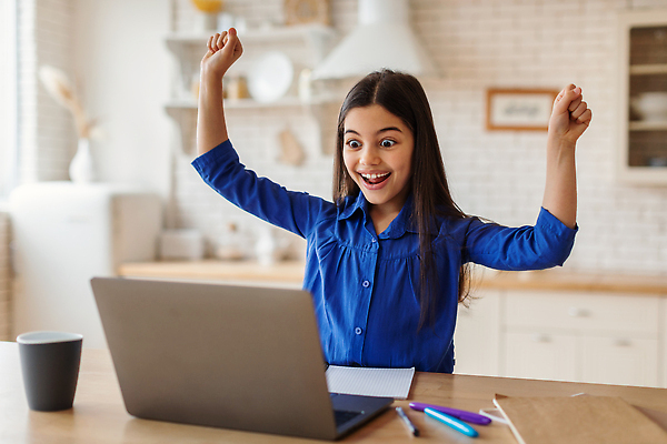 포토 JPG 해외이미지 여자 어린이교육 행복 청소년 수업 한명 상반신 옆모습 10대 노트북 학습 손들기 공책 강의 온라인 온라인강의 홈스쿨 홈스쿨링 십대여자한명만 해외202310 해외포토 1 교육 감정 뷰포인트 모션 문구용품 사람 전자제품 여자한명만 십대여자만 파일형식 언택트