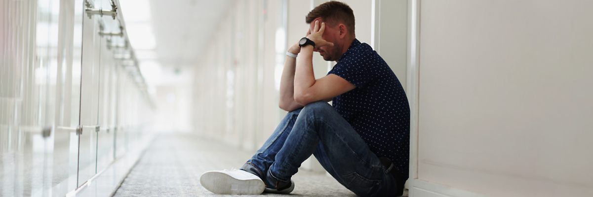 포토 JPG 해외이미지 남자 여행 호텔 열쇠 휴가 출입구 바닥 스트레스 아파트 실내 사람 앉기 성인 사람없음 내부 사무실 문 방 슬픔 홀 복도 좌절 시작 문제 해결 나쁜 렌탈 우울증 이혼 적자 혼란 스타일 해외202310 해외포토 감정 컨셉 비즈니스 모션 숙소 주택 공간 질병 파일형식