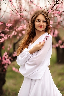 포토 JPG 해외이미지 드레스 여자 한명 들기 상반신 성인 야외 뷰티 봄 나뭇가지 벚나무 성인여자한명만 해외202310 해외포토 나무 1 옷 계절 모션 사람 벚꽃 여자한명만 성인여자만 파일형식