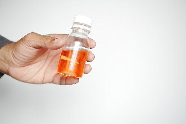 포토 JPG 해외이미지 손 어린이 유리 유리병 건강 사람없음 컵 빨간색 약 건강관리 고통 추위 아기 액체 질병 컨테이너 싱글 처방 해결 기침 복용 카피스페이스 해외202310 해외포토 식기 감정 산업 컬러 의학 재질 병_용기 관리 사람 신체부위 공백 파일형식