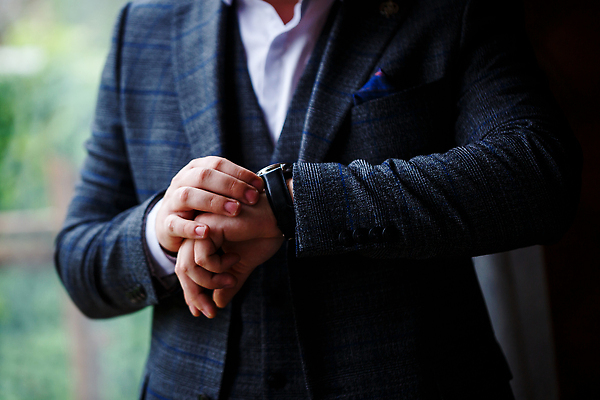 포토 JPG 해외이미지 남자 시계 신랑 결혼 결혼식 한명 정장 상반신 성인 축하 준비 성인남자한명만 해외202310 해외포토 1 옷 컨셉 사람 이벤트 남자한명만 성인남자만 파일형식