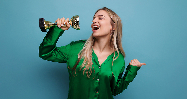 포토 JPG 해외이미지 여자 행복 백그라운드 성공 한명 컵 파란색 빛 세일 경쟁 잡기 우승 비즈니스우먼 행운 황금 대표 상패 트로피 리더 긍정 경매 고립 승자 시상 챔피언 필승 우승자 해외202310 해외포토 1 식기 감정 컬러 컨셉 비즈니스 모션 사람 경제 최고 직장인 상_우승 파일형식