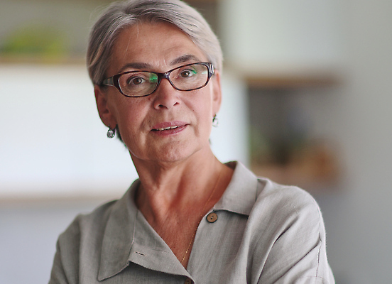 포토 JPG 해외이미지 직업 1 여자 노년 행복 유럽 할머니 비즈니스 CEO 사업가 성공 직장 실내 한명 미소 사람 성인 가로 사무실 뷰티 업무 비즈니스우먼 우아함 60대 종업원 스마트 경영자 리더 개성 회계사 해외202310 해외포토 감정 나라 컨셉 회사 표정 내부 작업 직장인 파일형식