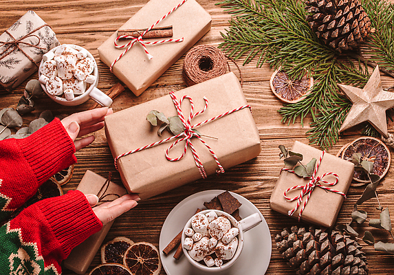 포토 JPG 해외이미지 별 리본 크리스마스 실내 크리스마스선물 사람없음 선물상자 하이앵글 갈색 잡기 오브젝트 솔방울 솔잎 코코아 노끈 건과일 마시멜로우 시나몬 해외202310 해외포토 자연요소 기념일 음료 줄 뷰포인트 컬러 잎 과일 모션 디저트 건조 선물 내부 상자 파일형식