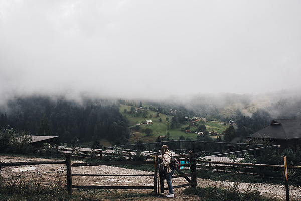 포토 JPG 해외이미지 라이프스타일 응시 계절 공원 문화 길 여행 자연 아침 날씨 휴가 산 한명 사람 야외 물 뷰티 여행객 일출 하이킹 자유 안개 정상 숲 수집 우크라이나 절정 혼자 해외202310 해외포토 주간 자연요소 1 시선 공공시설 유럽 컨셉 레저 생활 노을 생태계 파일형식
