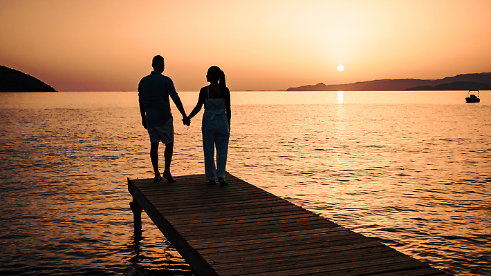 포토 JPG 해외이미지 라이프스타일 커플 여자 남자 행복 실루엣 호수 바다 여행 결혼 가족 하늘 휴가 휴식 발렌타인데이 사랑 사람 풍경 야외 두명 목재 물 여름 친구 햇빛 태양 뷰티 일출 항구 침묵 일몰 낭만 신혼여행 그리스 방파제 수평선 해외202310 해외포토 자연요소 나무 계절 공공시설 감정 유럽 컨셉 재료 관계 교통시설 데이이벤트 촬영기법 이벤트 생활 노을 소리 파일형식