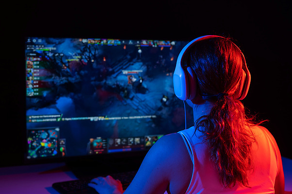 포토 JPG 해외이미지 백인 여자 이어폰 놀이 주택 한명 취미 그래픽 빛 컴퓨터 디지털 스크린 모니터 헤드폰 어둠 경쟁 기쁨 침실 게임 키보드 우승 야간 쥐 사이버 책상 마이크 네온 사수 온라인 동영상 비디오게임 키패드 토너먼트 플레이어 힘찬 가상 현실 해외202310 해외포토 자연요소 서양인 1 감정 음향기기 가구 컨셉 사람 건물 전자제품 최고 설치류 파일형식