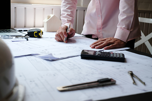 포토 JPG 해외이미지 직업 손 디자인 남자 종이 안경 비즈니스 건축양식 부동산 주택 직장 안전 사람 사람없음 건물 컴퓨터 사무실 공책 작업 엔지니어 재산 계획 안전모 헬멧 건축가 나침반 책상 측정 기중기 그림 테이프 청사진 공학 리빙 나누기 진짜 프로젝트 해외202310 해외포토 건축물 잡화 교육 건축 가구 컨셉 회사 문구용품 신체부위 금융 전자제품 중장비 기술자 안전장비 보호장비 파일형식