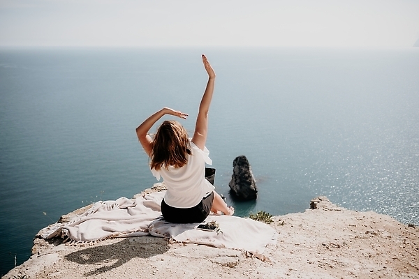 포토 JPG 해외이미지 직업 라이프스타일 여자 행복 커피 바다 여행 인터넷 비즈니스 통신 휴가 휴식 직장 관리 한명 사람 성인 해변 야외 물 여름 노트북 컴퓨터 뷰티 여행객 공책 자유 타이핑 키보드 업무 작업 네트워크 바쁨 멀리 온라인 프리랜서 해외202310 해외포토 자연요소 1 계절 감정 음료 컨셉 회사 문구용품 생활 전자제품 파일형식