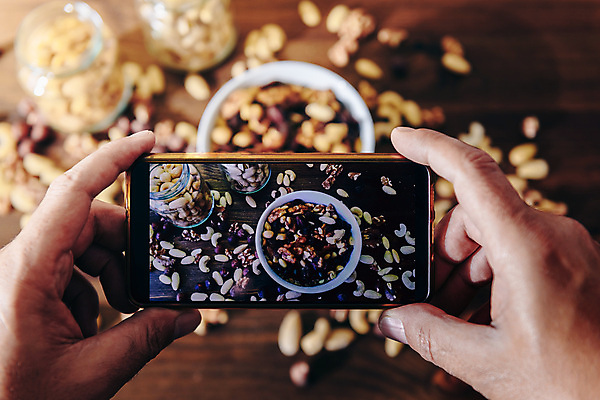 포토 JPG 해외이미지 무료이미지 손 들기 신체부위 스마트폰 사진촬영 견과류 혼합 땅콩 호두 아몬드 캐슈넛 피스타치오 해외202310 해외포토 모션 사람 핸드폰 스마트기기 촬영 파일형식 무료콘텐츠