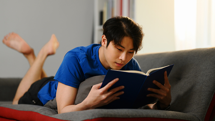 포토 JPG 해외이미지 전신 남자 여유 엎드리기 휴식 실내 한명 동양인 성인 앞모습 책 소파 눕기 독서 주말 성인남자한명만 해외202310 해외포토 1 감정 뷰포인트 컨셉 의자 모션 사람 인종 내부 남자한명만 성인남자만 파일형식