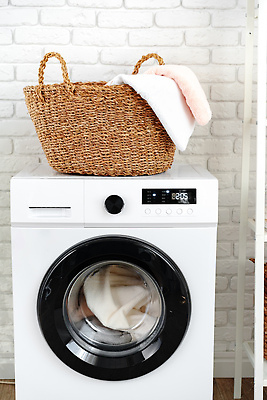 포토 JPG 해외이미지 가사 집안 실내 사람없음 수건 빨래 드럼세탁기 빨래바구니 해외202310 해외포토 내부 위생용품 바구니 세탁기 파일형식