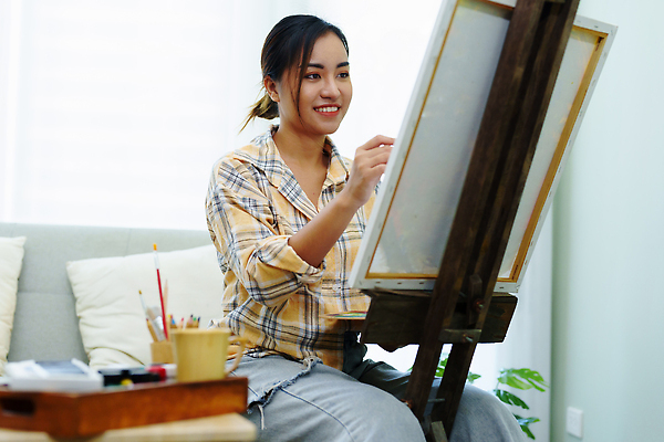 포토 JPG 해외이미지 여자 한명 들기 앉기 동양인 상반신 성인 취미 옆모습 소파 물감 미술도구 붓 그리기 팔레트 이젤 그림 캔버스 화가 성인여자한명만 해외202310 해외포토 직업 1 뷰포인트 의자 모션 사람 인종 오브젝트 여자한명만 성인여자만 파일형식