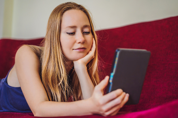 포토 JPG 해외이미지 백인 라이프스타일 손 여자 교육 행복 여행 인터넷 통신 휴식 주택 한명 미소 사람 앉기 성인 책 여름 컴퓨터 독서 뷰티 알약 디지털 스크린 검은색 터치 잡기 전자책 휴대용 무선전화기 읽기 전자 문학 패드 소셜 터치스크린 해외202310 해외포토 서양인 1 계절 감정 컬러 컨셉 모션 표정 건물 생활 신체부위 전자제품 약 전화기 오브젝트 파일형식