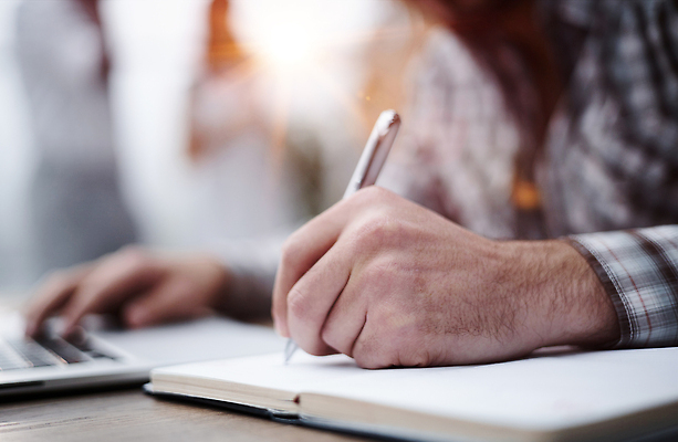 포토 JPG 해외이미지 직업 손 교육 남자 종이 돈 회사 비즈니스 통계 성공 그래프 실내 한명 사람 사람없음 책 가로 금융 경제 노트북 학습 사무실 펜 공책 자료 계산기 정보 성장 계획 예측 가격 종업원 책상 보고서 경영자 문서 투자 이익 서명 회계 마케팅 수입 자금 필기체 해외202310 해외포토 문자 1 가구 컨셉 문구용품 내부 신체부위 전자제품 필기구 장비 재산 리더 파일형식