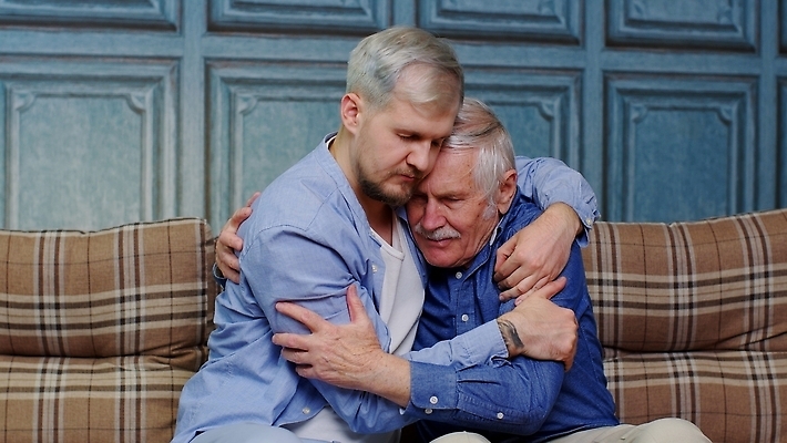 포토 JPG 해외이미지 할아버지 노년 아들 통신 가족 관계 포옹 손자 스트레스 주택 함께함 대화 사랑 두명 친구 부모 건강관리 믿음 우정 슬픔 도움 아빠 좌절 질병 결합 은퇴 싸움 문제 세대 미안 옛날 위기 이혼 잘못 조부모 지원 트러블 해외202310 해외포토 남자 감정 컨셉 의학 안기 모션 건강 관리 말하기 사람 성인 건물 사죄 손주 파일형식