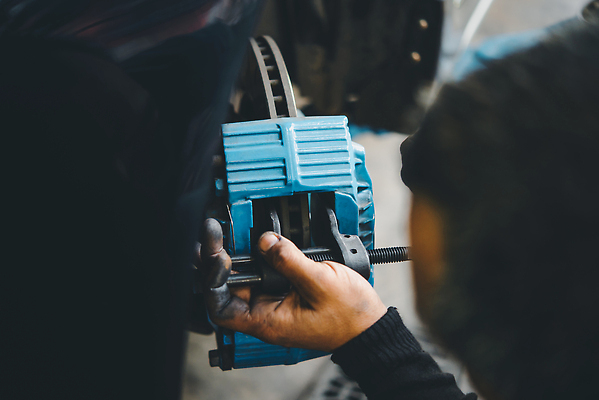 포토 JPG 해외이미지 직업 산업 교통시설 자동차 노동자 사람 사람없음 상점 금속 기계 공연 손상 디스크 작업 바퀴 기술자 변화 실패 수리 브레이크 서비스 타이어 고정 문제 모터 유지 돌봄 자동 제어 조율 차고 해외202310 해외포토 육상교통 교통 컨셉 모션 재질 이벤트 좌절 질병 시설 파일형식