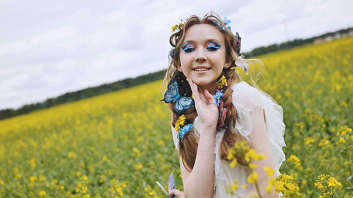 포토 JPG 해외이미지 모델 라이프스타일 헤어스타일 여자 꽃 얼굴 컬러 나비 백그라운드 자연 동화 요정 건강 선물 미술 한명 미소 야외 여름 금발 뷰티 유행 귀여움 희망 봄 꿈 흰색 화려 피부 마법 내추럴 돌봄 스타일 해외202310 해외포토 식물 1 계절 감정 곤충 컨셉 모션 문화예술 표정 사람 생활 신체부위 생태계 파일형식