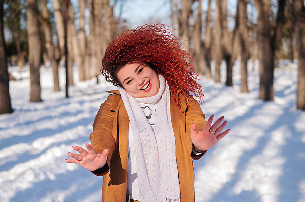 포토 JPG 해외이미지 나무 백인 모델 라이프스타일 공원 여자 행복 얼굴 이동 겨울 휴가 건강 한명 미소 야외 목재 뷰티 걷기 점프 재킷 추위 코트 표현 자신감 부채 몸무게 큼 비만 흥분 긍정 내추럴 굴곡 혼자 스타일 해외202310 해외포토 서양인 식물 1 계절 공공시설 감정 컨셉 재료 모션 표정 사람 생활 신체부위 외투 크기 몸매 파일형식