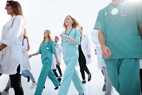 포토 JPG 해외이미지 직업 남자 유니폼 청진기 노동자 함께함 실내 건강 병원 사람 여러명 성인 파란색 걷기 산책 의사 코트 긴급 가운 업무 자신감 그룹 바이러스 구조원 가득함 과학자 동료 직원 서비스 단계 돌봄 전염병 카피스페이스 해외202310 해외포토 옷 감정 컬러 과학 다수 컨셉 의학 관계 의료기기 모션 휴식 내부 공백 외투 의료진 작업 질병 학자 파일형식