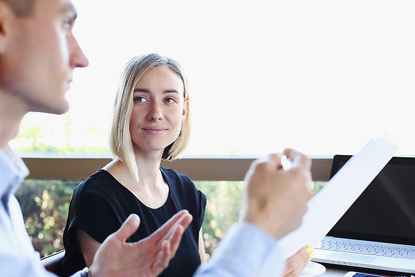 포토 JPG 해외이미지 백인 직업 손 남자 컨셉 비즈니스 통신 탁자 성공 협력 노동자 함께함 대화 사람 두명 컵 사무실 펜 식당 카페 업무 비즈니스맨 비즈니스우먼 계획 토론 분석 동료 경영자 문서 점심식사 단절 프로젝트 해외202310 해외포토 서양인 식기 여자 가구 관계 말하기 신체부위 필기구 상점 식사 작업 직장인 리더 파일형식