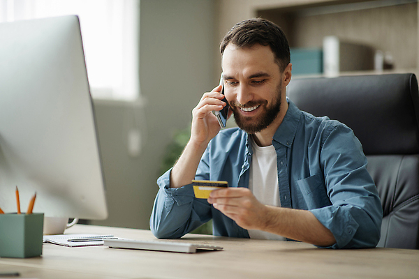 포토 JPG 해외이미지 백인 라이프스타일 남자 행복 유럽 백그라운드 이동 돈 인터넷 비즈니스 사업가 모바일 휴가 수염 주택 실내 한명 성인 금융 스마트폰 핸드폰 쇼핑 컴퓨터 사무실 웹 비즈니스맨 신용카드 구매 전자 온라인 예약 전자상거래 인출 프리랜서 밀레니얼 해외202310 해외포토 서양인 직업 1 감정 나라 컨셉 사람 내부 건물 생활 경제 전자제품 스마트기기 직장인 재산 파일형식