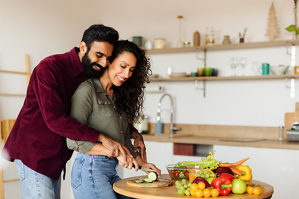 포토 JPG 해외이미지 라이프스타일 커플 여자 남자 행복 음식 결혼 다이어트 채소 중동 가족 관계 포옹 남편 주택 함께함 건강 사랑 요리 미소 취미 내부 두명 주방 식사 저녁식사 공백 샐러드 아내 자르기 준비 유기농 레시피 성분 점심식사 채식주의자 카피스페이스 해외202310 해외포토 웰빙 감정 나라 컨셉 안기 모션 표정 사람 이벤트 건물 생활 채식 파일형식