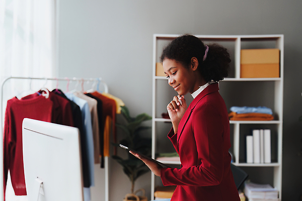 포토 JPG 해외이미지 백인 직업 디자인 옷 여자 산업 비즈니스 사업가 주택 직장 실내 창조 한명 사람 성인 노트북 컴퓨터 사무실 유행 웹 직물 업무 작업 비즈니스우먼 작업실 작음 바느질 디자이너 천 책상 예술가 주인 재단사 스타일 해외202310 해외포토 서양인 1 가구 인터넷 회사 내부 건물 전자제품 직장인 크기 파일형식