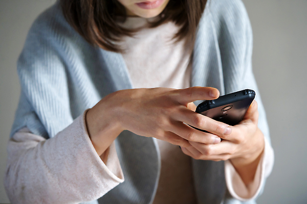 포토 JPG 해외이미지 1 라이프스타일 손 응시 여자 인터넷 회사 비즈니스 통신 손가락 성공 모바일 세포 한명 사람 성인 스마트폰 핸드폰 사무실 스크린 정보 잡기 업무 메시지 이메일 선택 어플리케이션 구매 스웨터 전화기 스마트 온라인 소통 지원 해외202310 해외포토 시선 컨셉 상의 모션 생활 신체부위 전자제품 스마트기기 쇼핑 작업 파일형식