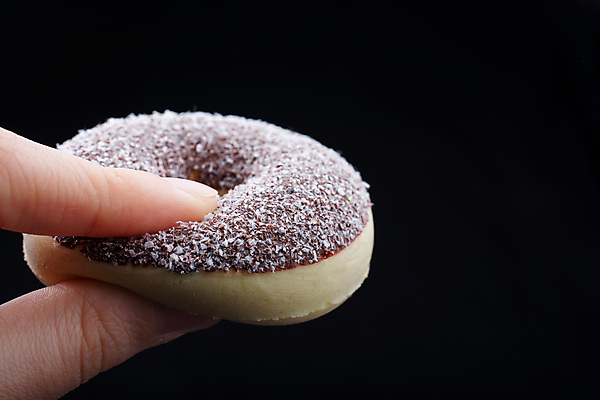 포토 JPG 해외이미지 무료이미지 손 디저트 신체부위 모형 잡기 도넛 해외202310 해외포토 음식 모션 사람 파일형식 무료콘텐츠