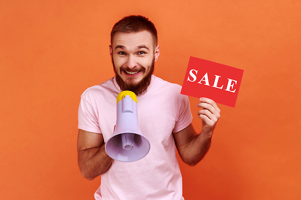 포토 JPG 해외이미지 알파벳 남자 한명 들기 상반신 성인 앞모습 세일 주황색 확성기 팻말 절약 성인남자한명만 해외202310 해외포토 1 영어 뷰포인트 컬러 컨셉 모션 프레임 사람 남자한명만 성인남자만 파일형식