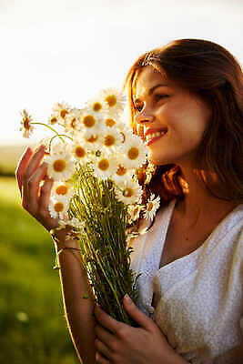 포토 JPG 해외이미지 여자 따뜻함 한명 들기 상반신 성인 야외 옆모습 햇빛 일몰 향기 개망초 성인여자한명만 해외202310 해외포토 1 꽃 뷰포인트 모션 사람 태양 노을 냄새 여자한명만 성인여자만 파일형식