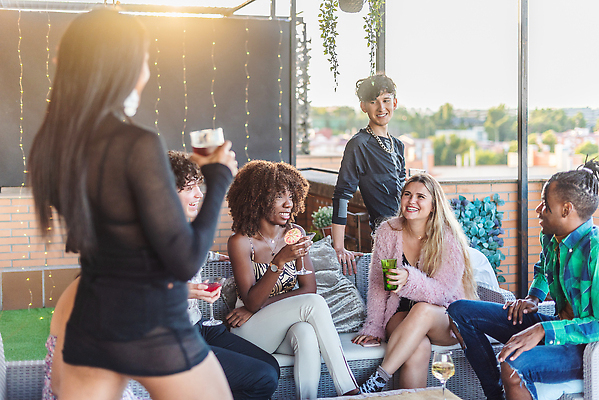 포토 JPG 해외이미지 백인 라이프스타일 행복 음료 흑인 청소년 탁자 휴식 맥주 함께함 대화 미소 웃음 사람 앉기 여러명 20대 성인 야외 가로 캐주얼 친구 금발 햇빛 파티 유행 식당 검은색 우정 마시기 발코니 축하 도시 칵테일 바 그룹 옥상 다민족 해외202310 해외포토 서양인 헤어스타일 옷 감정 컬러 가구 다수 컨셉 관계 모션 주류 표정 말하기 이벤트 청년 생활 태양 상점 파일형식