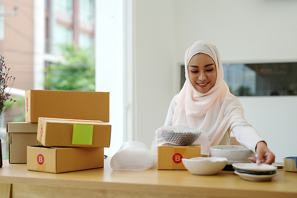 포토 JPG 해외이미지 라이프스타일 여자 행복 인터넷 회사 비즈니스 사업가 성공 주택 한명 사람 동양인 노트북 쇼핑 컴퓨터 상자 사무실 세일 상점 업무 상품 작음 상인 사이버 고객 서비스 패키지 질서 소매 온라인 주소 주인 물류 짐싸기 판지 전자상거래 마케팅 매각 목록 프리랜서 해외202310 해외포토 직업 1 감정 컨셉 인종 건물 생활 전자제품 예절 작업 크기 파일형식