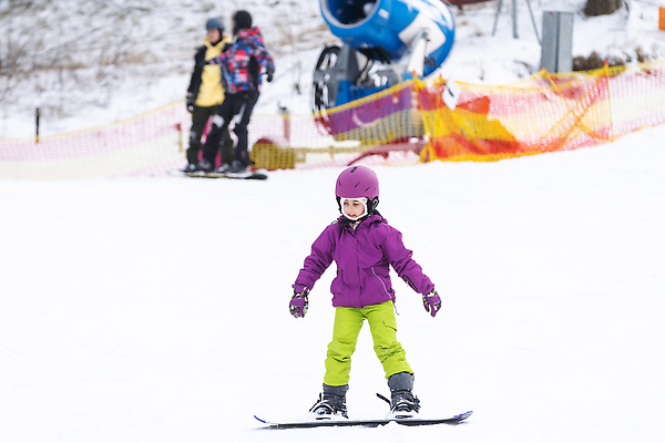 포토 JPG 해외이미지 전신 여자 어린이 겨울스포츠 스키장 한명 야외 앞모습 레포츠 설원 스노우보드 즐거움 스키복 소녀한명만 해외202310 해외포토 1 옷 감정 스포츠 뷰포인트 레저 스키 눈_날씨 사람 보드_스포츠 여자한명만 소녀만 파일형식
