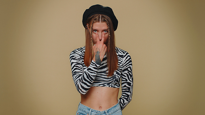 포토 JPG 해외이미지 백인 학생 응시 여자 컨셉 손가락 친절 실내 경고 한명 사람 성인 유행 여행객 귀여움 가리킴 관찰 자신감 기다림 문신 검색 신호 시력 문제 경보 고립 그만 바보 스파이 심각 혼자 스타일 카피스페이스 해외202310 해외포토 서양인 1 손 시선 감정 모션 손짓 내부 공백 파일형식