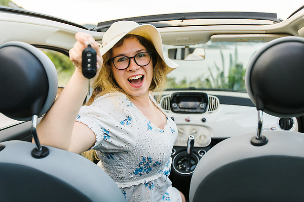 포토 JPG 해외이미지 라이프스타일 손 여자 행복 도로 여행 의자 교통시설 자동차 성공 열쇠 새로움 한명 미소 앉기 야외 세일 운전 시험 잡기 운전사 구매 고객 흥분 긍정 딜러 보여주기 주인 보험 대여 렌탈 면허증 자동 소유 해외202310 해외포토 직업 1 교육 감정 길 육상교통 가구 교통 컨셉 모션 표정 사람 생활 신체부위 쇼핑 시설 면허 증명서 파일형식