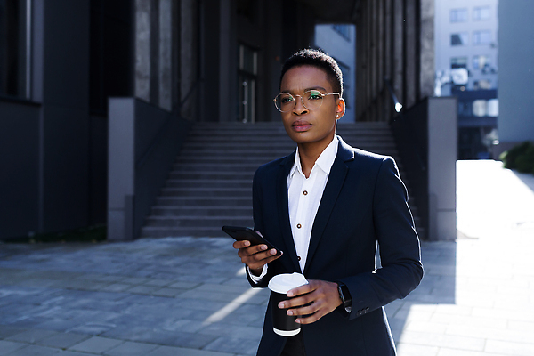 포토 JPG 해외이미지 학생 생각 비즈니스 사업가 통신 모바일 대화 한명 서기 사람 인종 스마트폰 핸드폰 쇼핑 검은색 잡기 비즈니스우먼 서핑 메시지 뉴스 연결 사이버 고객 집중 읽기 주말 부름 온라인 공유 섞기 심각 사용자 해외202310 해외포토 레이스천 직업 1 여자 컬러 컨셉 모션 말하기 전자제품 스마트기기 직물 수상스포츠 직장인 파일형식